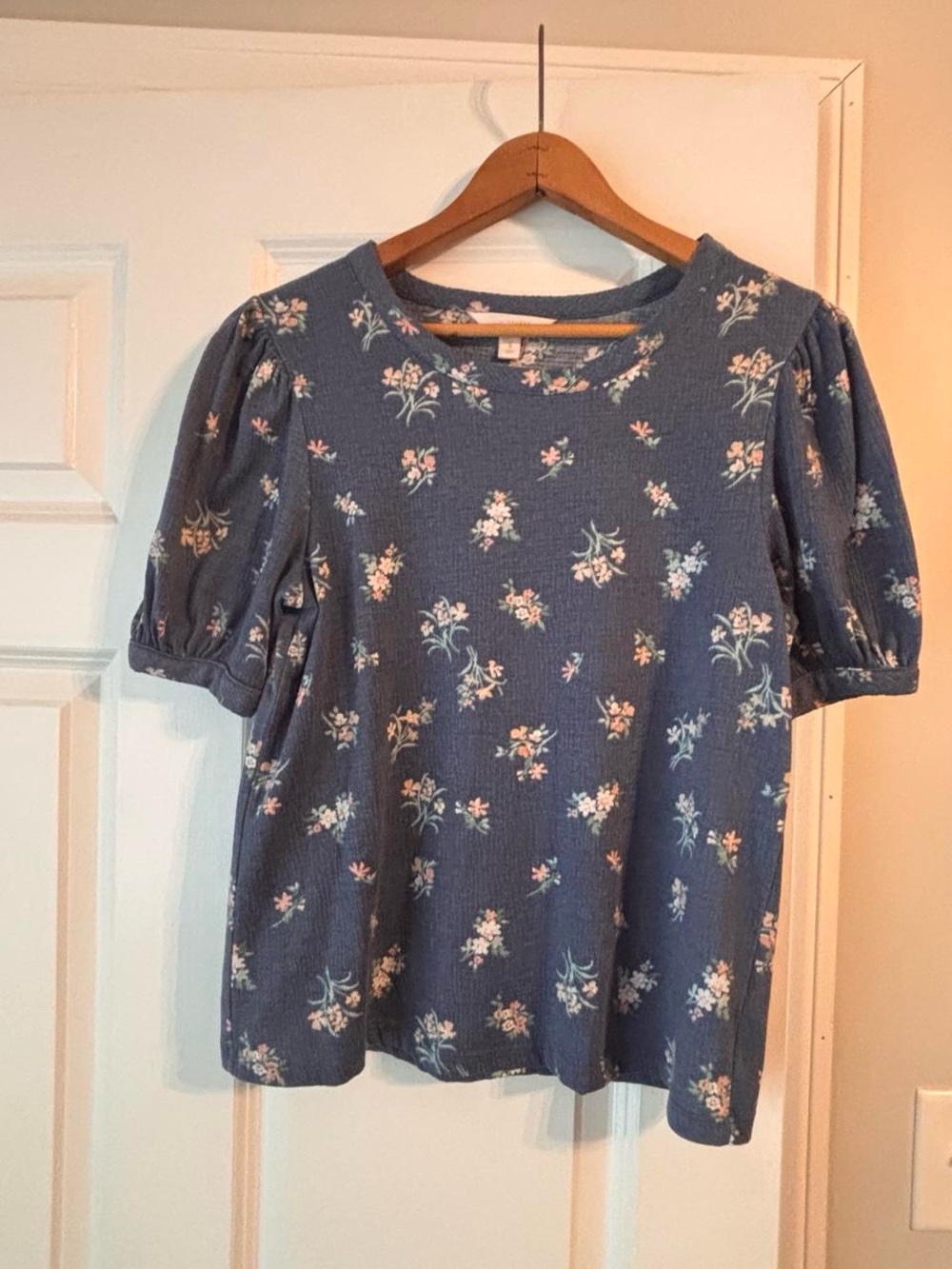 LC Lauren Conrad Blue Floral Puff-Sleeve Tee